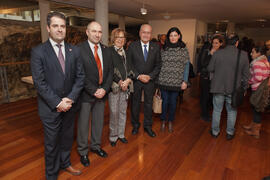 Foto de grupo durante la inauguración de la exposición "50 Años de la Facultad de Ciencias Económicas y Empresariales". Rectorado. Enero de 2015