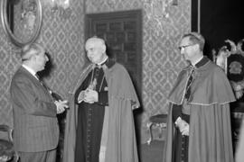 Ramón Castilla Pérez felicitando al obispo Herrera Oria. Palacio Episcopal de Málaga. Diciembre de 1963