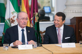 Francisco de la Torre y Álex Mejía. Presentación del Centro Internacional de Autoridades y Líderes. Ayuntamiento de Málaga. Julio de 2018