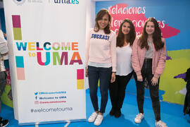 Voluntarias del estand de Relaciones Internacionales y Cooperación. Jornadas de Puertas Abiertas de la Universidad de Málaga. Complejo Polideportivo Universitario. Abril de 2018