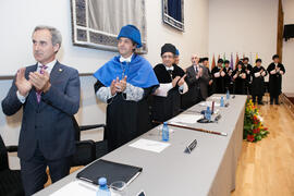 Miguel Porras Fernández, Juan Teodomiro López y José Ángel Narváez en la imposición de la Medalla de Oro de la Universidad de Málaga a Adelaida de la Calle. Paraninfo. Mayo de 2016