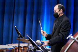 Percusionista. Concierto de Bandas Sonoras de la 31 edición de Fancine de la Universidad de Málaga. Auditorio de la Escuela Técnica de Ingeniería de Telecomunicaciones e Informática. Noviembre de 2021