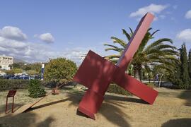Escultura "6+1", de José Ignacio Díaz de Rábago. Facultad de Ciencias de la Educación y Psicología. Campus de Teatinos. Enero de 2022