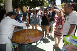 Cristóbal Villar preparando una paella para la fiesta del Día del Español. Centro Internacional de Español de la Universidad de Málaga. Junio de 2016