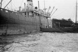 Accidente del buque Campo Grande con el dique flotante de la Unión de Levante y el vapor Enrique Maynes a consecuencia del temporal de viento. Puerto de Málaga. Enero de 1963