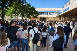 Ambiente tras el homenaje a los sanitarios en la Facultad de Medicina de la Universidad de Málaga. Campus de Teatinos. Octubre de 2021