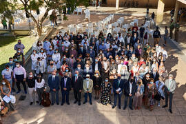 Foto de grupo. Homenaje a los sanitarios en la Facultad de Medicina de la Universidad de Málaga. Campus de Teatinos. Octubre de 2021