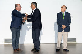 El alcalde de Antequera Manuel Jesús Barón recibe la acreditación para celebrar el Campeonato Universitario de Golf. Gala del Deporte Universitario 2019. Escuela Técnica Superior de Ingeniería de Telecomunicaciones. Junio de 2019