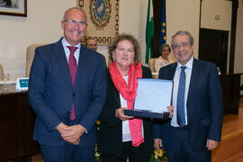 Entrega de galardón a María Victoria Hidalgo Sanjuán. Celebración de San Lucas. Facultad de Medicina. Noviembre de 2019