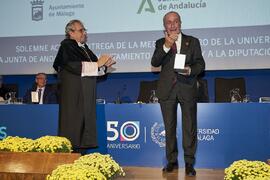 Entrega de la Medalla de Oro de la Universidad de Málaga al Ayuntamiento de la capital. Paraninfo. Noviembre de 2023