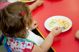 Niña comiendo en la Escuela Infantil Francisca Luque. Campus de Teatinos. Mayo de 2014