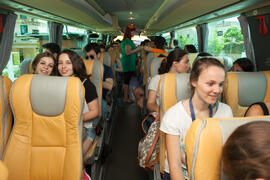 Alumnos en el autobús. Salida desde el Campus de El Ejido. Aventura Amazonia Marbella. Olimpiada Española de Economía, Fase Nacional. Calle Miguel Bueno Lara. Málaga. Junio de 2015