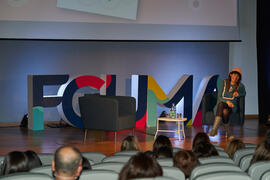 Raquel Haro. Dialogando sobre "cómo convertir tus dramas en una bonita historia". Facultad de Psicología y Logopedia de la Universidad de Málaga. Febrero de 2022