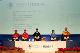 Mesa presidencial. Investidura como Doctores "Honoris Causa" por la Universidad de Málaga de Miquel Roca i Junyent y Miguel Herrero y Rodríguez de Miñón. Paraninfo. Diciembre de 2024