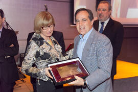 Entrega de placa en agradecimiento a Teresa Prieto. Cena del 3º Congreso Internacional de Actividad Físico-Deportiva para Mayores de la Universidad de Málaga. Hotel Barceló Málaga. Marzo de 2009