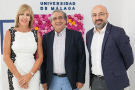 Katia Westerdahl, José Ángel Narváez y Giovanni Caprara tras la graduación de alumnos del CIE-UMA el Día del Español. Centro Internacional de Español de la Universidad de Málaga. Junio de 2016