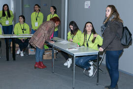 Entrega de acreditaciones y documentación. 7º Congreso Internacional de Actividad Física Deportiva para Mayores. Escuela Técnica Superior de Ingeniería de Telecomunicaciones y de Informática. Noviembre de 2017