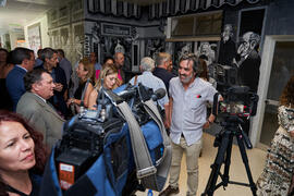 Ángel Idígoras atiende a los medios de comunicación en la inauguración de su mural en la Facultad de Ciencias Económicas y Empresariales de la Universidad de Málaga. Campus de El Ejido. Junio de 2022