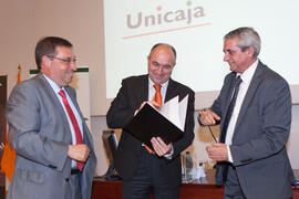 Entrega de libro de firmas conmemorativo en el homenaje de Unicaja a la Facultad de Económicas. Paraninfo. Abril 2015