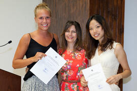 Purificación Zayas con alumnas en su graduación. Centro Internacional de Español. Agosto de 2014