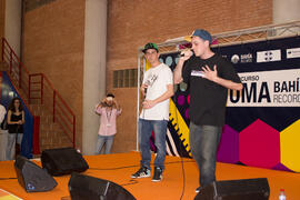 Concierto del III Certamen de Cantautores Destino UMA. Jornadas de Puertas Abiertas de la Universidad de Málaga. Complejo Polideportivo Universitario. Abril de 2015