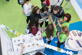 Grupo de estudiantes. Jornadas de Puertas Abiertas de la Universidad de Málaga. Complejo Polideportivo Universitario. Abril de 2018