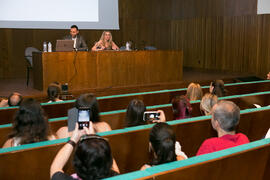 María Jesús Fernández presenta la ponencia de Antonio Esteva sobre periodismo deportivo. Curso "Información y Comunicación". Cursos de Verano de la Universidad de Málaga. Ronda. Julio de 2018