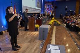 Intérprete de signos. Imposición de la Medalla de Oro de la Universidad de Málaga a la Junta de Andalucía. Paraninfo. Noviembre de 2023