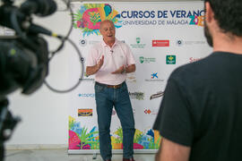 Juan Antonio Corbalán en photocall. Curso "El aceite de oliva, salud, cultura y riqueza de los pueblos mediterráneos". Cursos de Verano de la Universidad de Málaga. Vélez Málaga. Julio de 2018