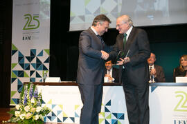 Entrega del galardón conmemorativo a Francisco Arteaga. Acto del 25 Aniversario del Parque Tecnológico de Andalucía. Palacio de Ferias y Congresos de Málaga. Noviembre de 2017