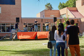 Concierto en el jardín de la facultad como parte del acto de bienvenida a los alumnos de primer curso de Económicas. Paraninfo. Septiembre de 2014