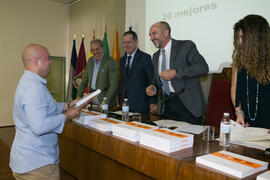 Entrega de uno de los premios del VIII Reto Gestalentum. Facultad de Ciencias Económicas y Empresariales. Junio de 2018
