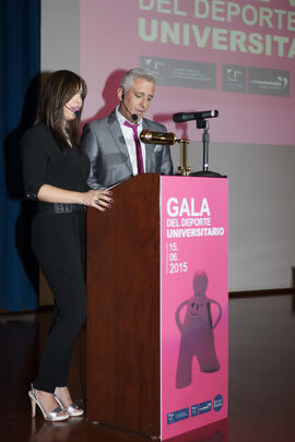 Lola Fenech y Eduardo Bandera presentan la Gala del Deporte Universitario. Escuela Técnica Superior de Ingeniería de Telecomunicaciones. Junio de 2015