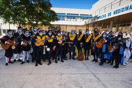Tuna universitaria con Francisco de la Torre tras el homenaje a los sanitarios en la Facultad de Medicina de la Universidad de Málaga. Campus de Teatinos. Octubre de 2021