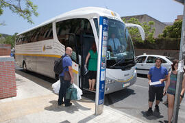 Alumnos subiendo al autobús. Salida desde el Campus de El Ejido. Aventura Amazonia Marbella. Olimpiada Española de Economía, Fase Nacional. Calle Miguel Bueno Lara. Málaga. Junio de 2015