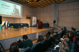Antonio María Lara presenta la conferencia "Dialogando", con Pere Estupinyà. Facultad de Ciencias. Octubre de 2018