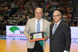 Eugenio Luque y Eduardo García. Homenaje del Unicaja Baloncesto a la Facultad de Económicas en su 50 Aniversario. Palacio de Deportes José María Martín Carpena. Mayo de 2015