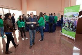 Entrega de certificados. 6º Congreso Internacional de Actividad Física Deportiva para Mayores. Escuela Técnica Superior de Ingeniería de Telecomunicaciones y de Informática. Marzo de 2015