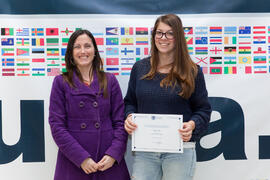 Beatriz Pons con una alumna en su graduación en el CIE de la Universidad de Málaga. Centro Internacional de Español. Febrero de 2015