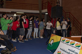 Participantes y asistentes del III Certamen de Cantautores Destino UMA. Jornadas de Puertas Abiertas de la Universidad de Málaga. Complejo Polideportivo Universitario. Abril de 2015