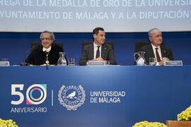 José Ángel Narváez, Juan Manuel Moreno y Francisco de la Torre. Imposición de la Medalla de Oro de la Universidad de Málaga a Junta de Andalucía, Diputación Provincial de Málaga y Ayuntamiento de la capital. Paraninfo. Noviembre de 2023
