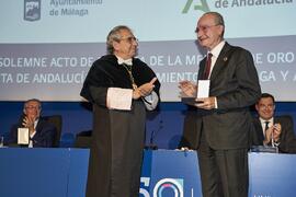 José Ángel Narváez y Francisco de la Torre. Entrega de la Medalla de Oro de la Universidad de Málaga al Ayuntamiento de la capital. Paraninfo. Noviembre de 2023