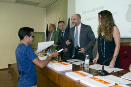 Entrega de uno de los premios del VIII Reto Gestalentum. Facultad de Ciencias Económicas y Empresariales. Junio de 2018