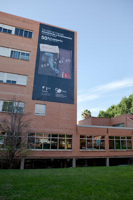 Facultad de Ciencias Económicas y Empresariales con cartel Conmemorativo del 50 Aniversario. Campus de El Ejido. Octubre de 2014