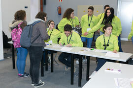 Entrega de acreditaciones y documentación. 7º Congreso Internacional de Actividad Física Deportiva para Mayores. Escuela Técnica Superior de Ingeniería de Telecomunicaciones y de Informática. Noviembre de 2017