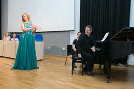 Actuación de la soprano Ascensión Padilla, acompañada al piano por Ernesto Gabaldón. Graduación y clausura del curso del Aula de Mayores de la Universidad de Málaga. Campus de Teatinos. Junio de 2018