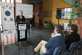 Gregorio García Reche presenta la exposición bibliográfica "La Biblioteca Universitaria y el Turismo Sostenible en Málaga". Biblioteca General. Abril de 2017