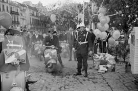 Los vespistas entregando aguinaldo a los guardias municipales en calle Larios de Málaga. Diciembre de 1963