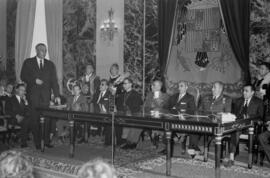 Málaga. Imposición de medalla de oro de Logroño al gobernador civil, Ramón Castilla Pérez. Gobierno Civil. Abril de 1963