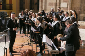 Coro Oficial de la Universidad de Málaga. Acto de la Hermandad de los Estudiantes en la Catedral. Plaza del Obispo, Málaga. Abril de 2019